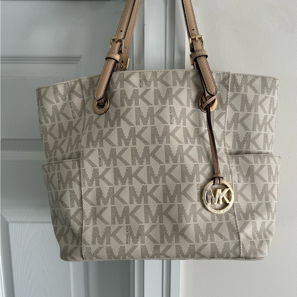 Michael Kors Iconic Jet Set Signature Tote with Gold Charm - Picture 3 of 9